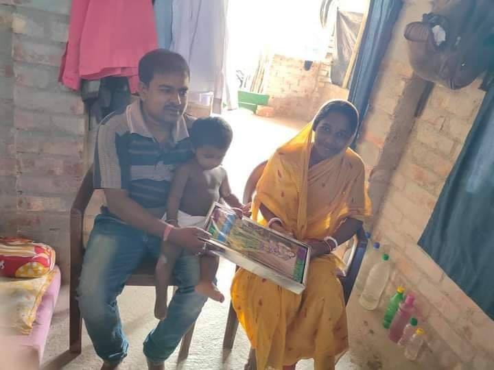 হিন্দু মিলন সঙ্ঘের উদ্যোগে মৈত্রী বোনেদের জন্য দুর্গাপূজার শাড়ি বিতরণ করলেন সভাপতি শ্রী রাজকুমার সরদার