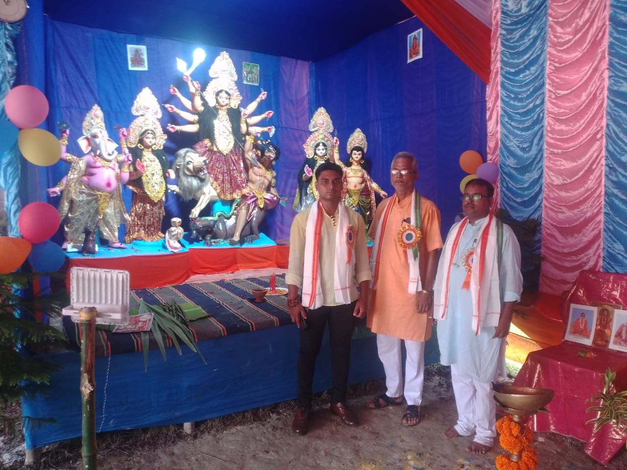 দুর্গাপূজায় বস্ত্রবিতরণ ও সামাজিক কাজে অংশগ্রহণ করল হিন্দু মিলন সংঘ