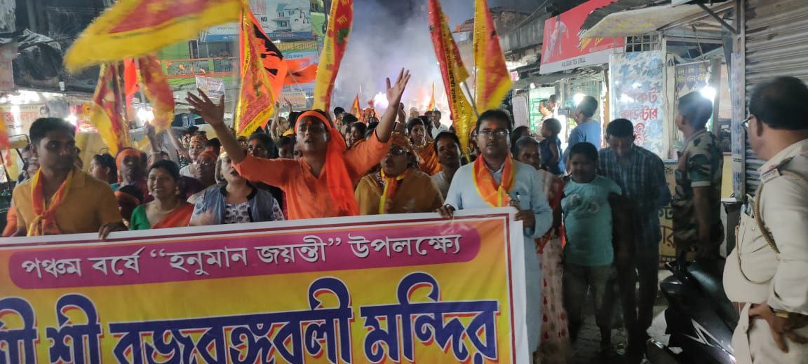 হনুমান জয়ন্তি উপলক্ষে দক্ষিণ ২৪ পরগনা জেলার জয়নগর থানার অন্তর্গত বুড়োর ঘাট শ্রী শ্রী বজরংবলির মন্দিরে মহাসমারোহে পালিত হলো হনুমান জয়ন্তী।