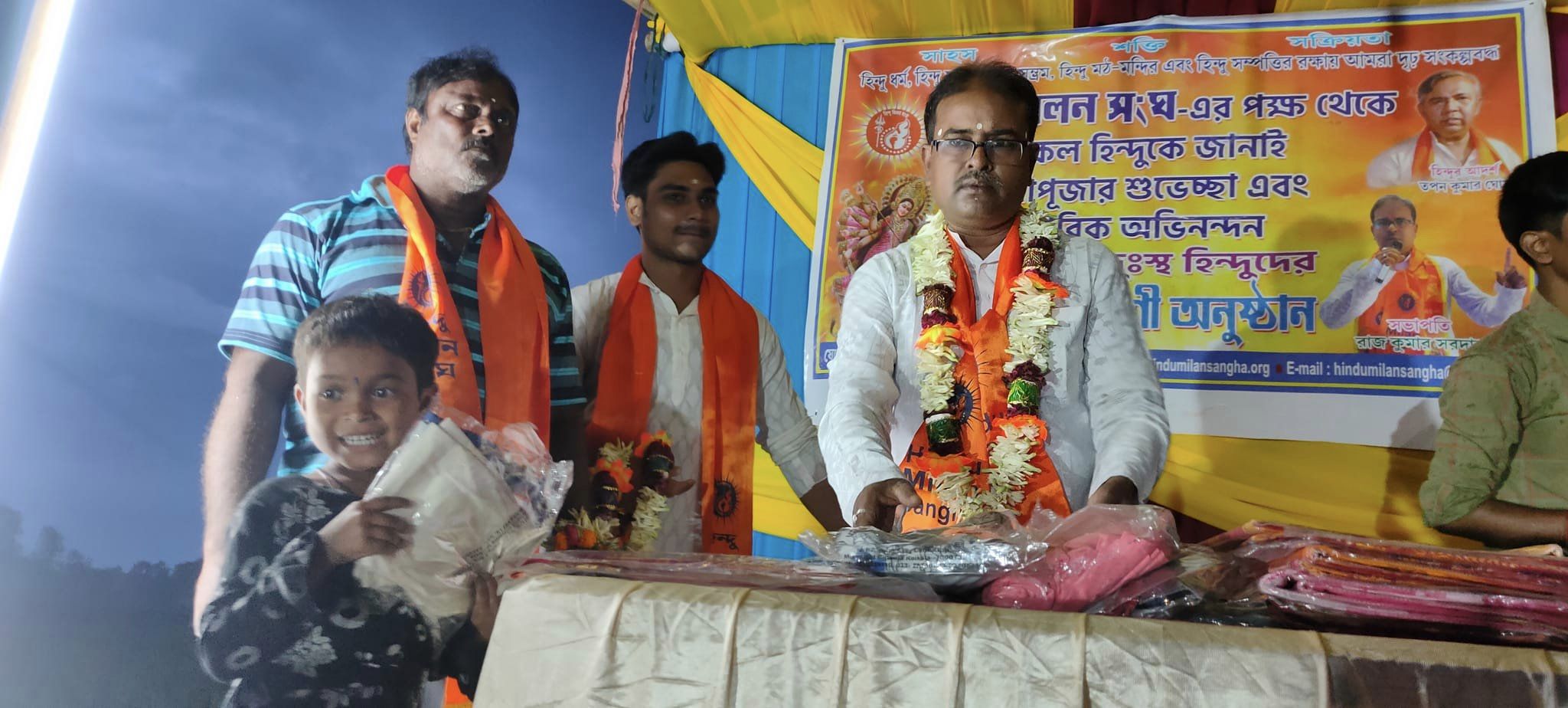 মহানবমীতে মথুরাপুরে বস্ত্র বিতরণ করল হিন্দু মিলন সংঘ