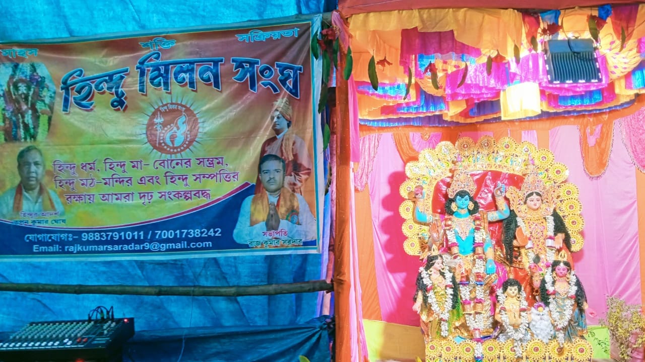 লক্ষ্মীপূজায় বামনগাছিতে বস্ত্র বিতরণ করল হিন্দু মিলন সংঘ